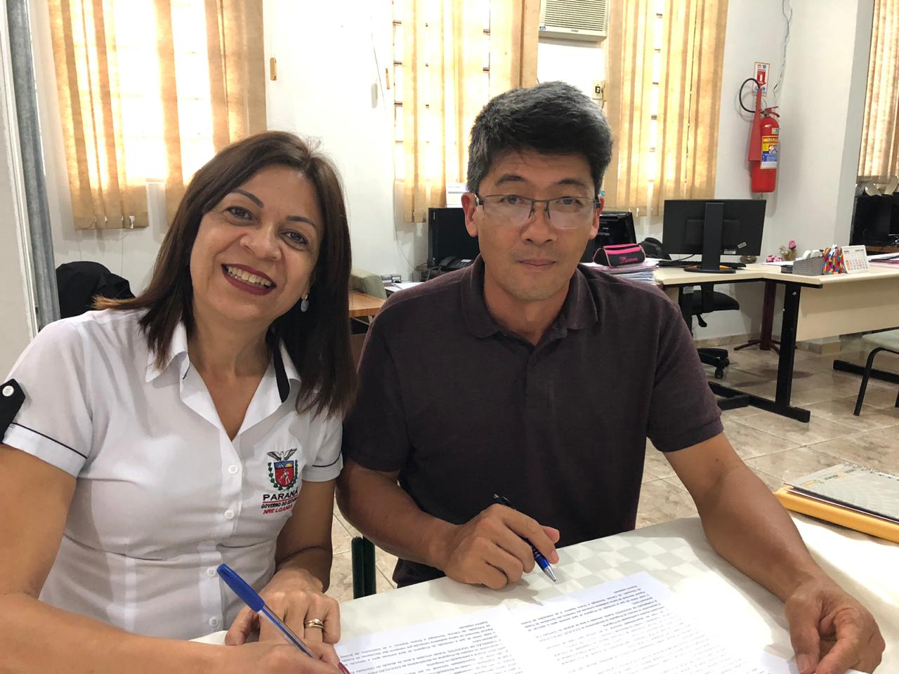 Professores da Rede Pública Estadual do NRE de Loanda assinam Termo de Compromisso e firmam sua participação no PDE- turma 2019 por meio de aproveitamento de título de Pós-graduação Stricto Sensu.