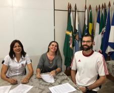 Professores da Rede Pública Estadual do NRE de Loanda assinam Termo de Compromisso e firmam sua participação no PDE- turma 2019 por meio de aproveitamento de título de Pós-graduação Stricto Sensu.
