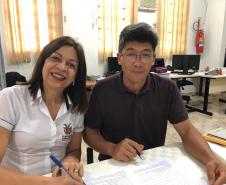Professores da Rede Pública Estadual do NRE de Loanda assinam Termo de Compromisso e firmam sua participação no PDE- turma 2019 por meio de aproveitamento de título de Pós-graduação Stricto Sensu.
