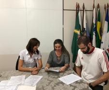 Professores da Rede Pública Estadual do NRE de Loanda assinam Termo de Compromisso e firmam sua participação no PDE- turma 2019 por meio de aproveitamento de título de Pós-graduação Stricto Sensu.
