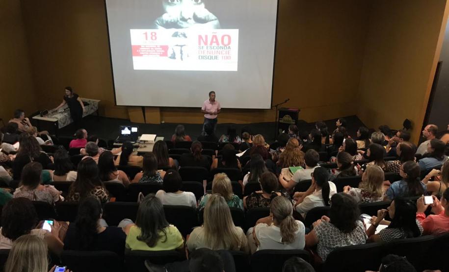 I ENCONTRO DE CAPACITAÇÃO PARA PROFISSIONAIS DA EDUCAÇÃO. I ENCONTRO DE CAPACITAÇÃO PARA PROFISSIONAIS DA EDUCAÇÃO.