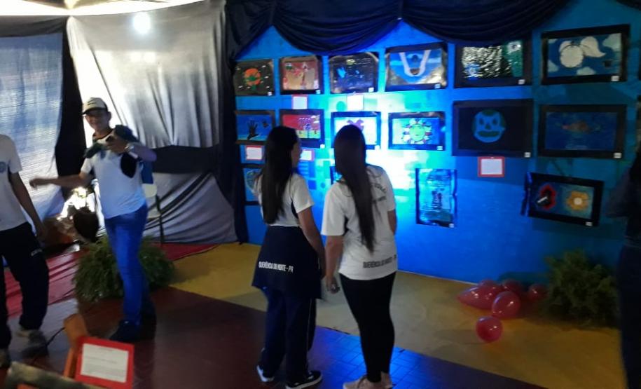 Exposição de trabalhos feita com baixo custo estimula o aprendizado na disciplina de Arte Exposição de trabalhos feita com baixo custo estimula o aprendizado na disciplina de Arte