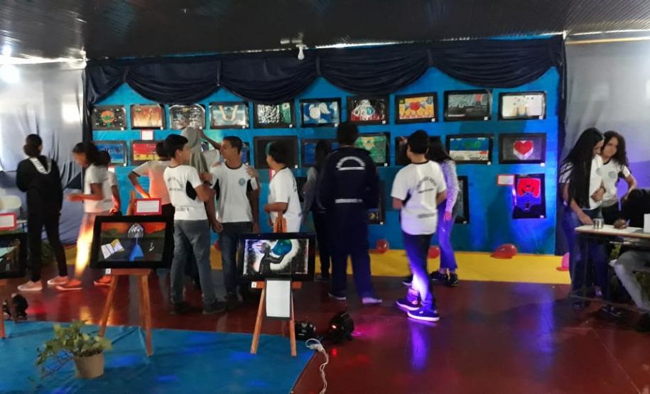 Exposição de trabalhos feita com baixo custo estimula o aprendizado na disciplina de Arte Exposição de trabalhos feita com baixo custo estimula o aprendizado na disciplina de Arte