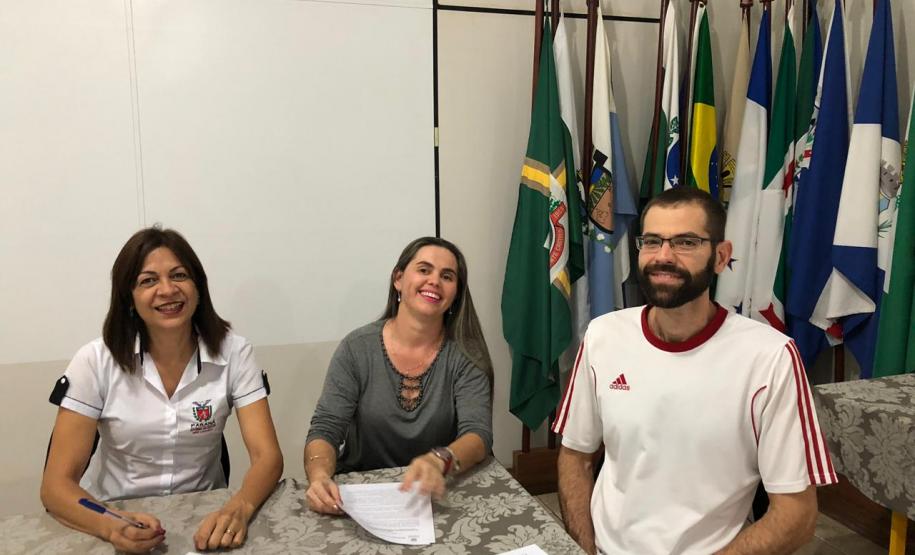 Professores da Rede Pública Estadual do NRE de Loanda assinam Termo de Compromisso e firmam sua participação no PDE- turma 2019 por meio de aproveitamento de título de Pós-graduação Stricto Sensu.