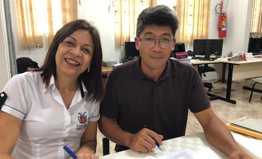 Professores da Rede Pública Estadual do NRE de Loanda assinam Termo de Compromisso e firmam sua participação no PDE- turma 2019 por meio de aproveitamento de título de Pós-graduação Stricto Sensu.