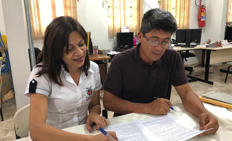 Professores da Rede Pública Estadual do NRE de Loanda assinam Termo de Compromisso e firmam sua participação no PDE- turma 2019 por meio de aproveitamento de título de Pós-graduação Stricto Sensu.