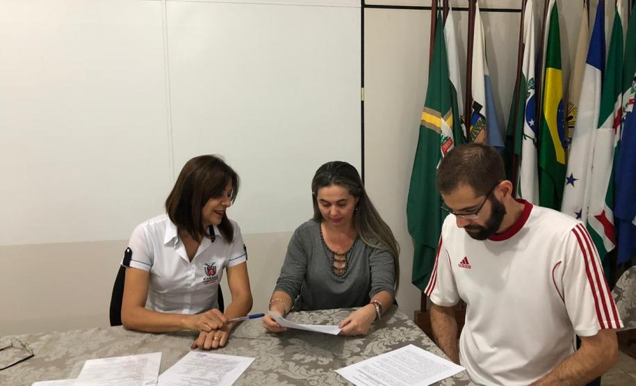 Professores da Rede Pública Estadual do NRE de Loanda assinam Termo de Compromisso e firmam sua participação no PDE- turma 2019 por meio de aproveitamento de título de Pós-graduação Stricto Sensu.