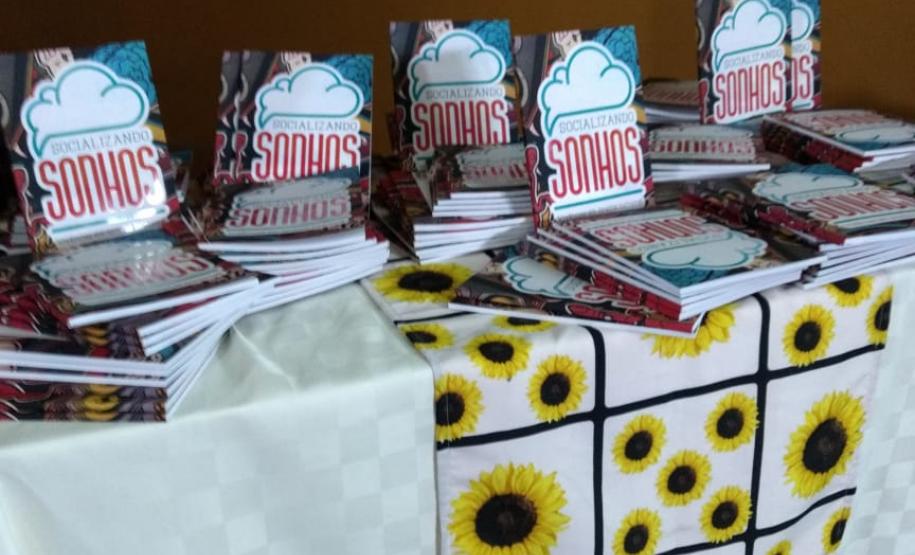 Divulgação do Livro do Projeto Socializando Sonhos: Vivências em Direitos Humanos Divulgação do Livro do Projeto Socializando Sonhos: Vivências em Direitos Humanos